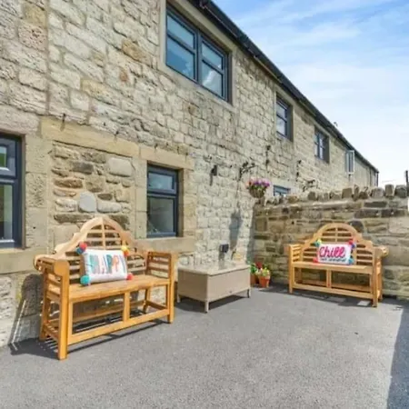 Cosy Shay Bank W/ Kingbed - Near Skipton. Holiday home *